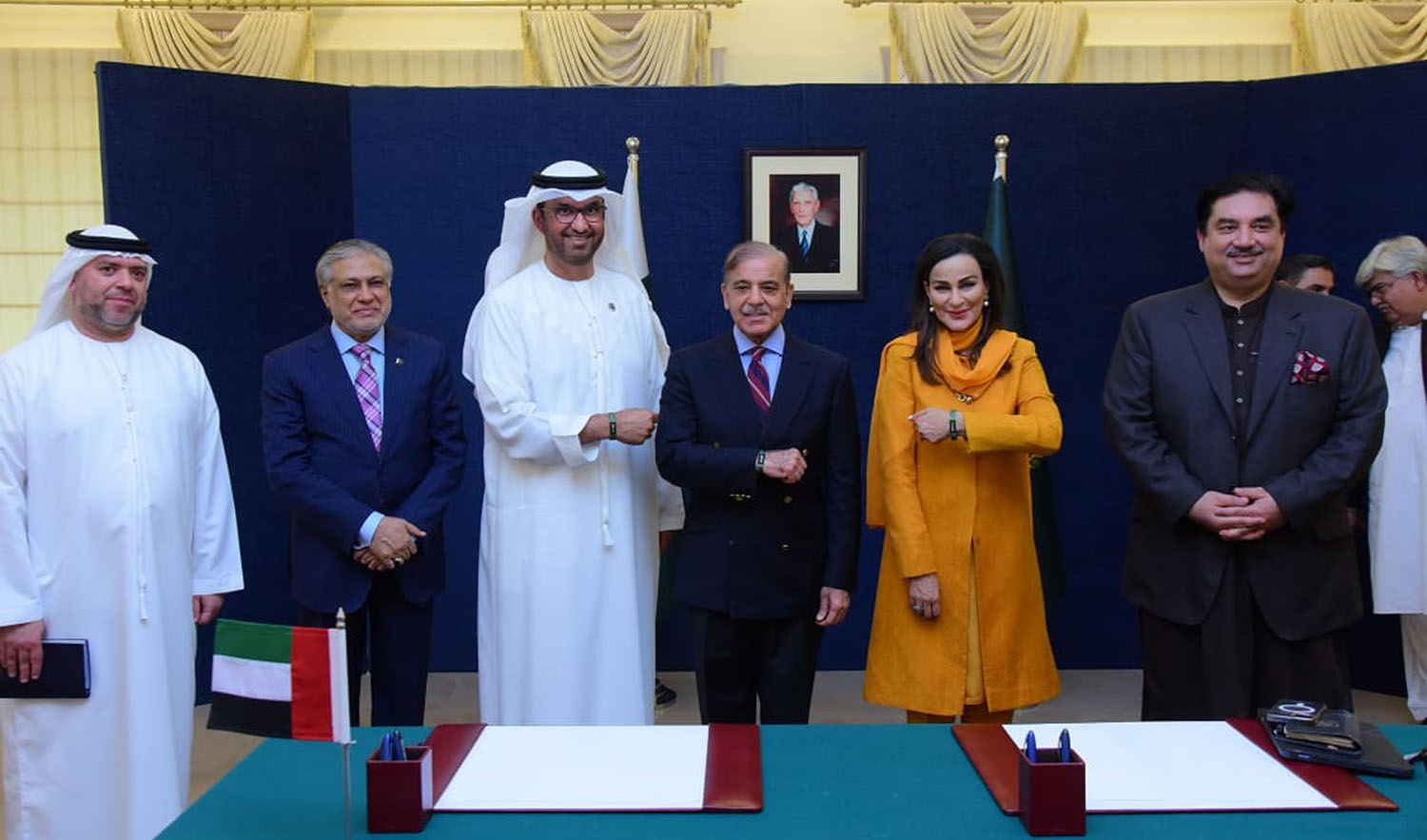 Pakistan Prime Minister Shehbaz Sharif, center, UAE's President-designate for COP28 Dr. Sultan Ahmed Al Jaber, third left, Pakistan's climate change minister Sherry Rehman, 4th right, displaying COP28's wrist band as a display of commitment to climate change agency, in Islamabad on July 6, 2023. (PID)