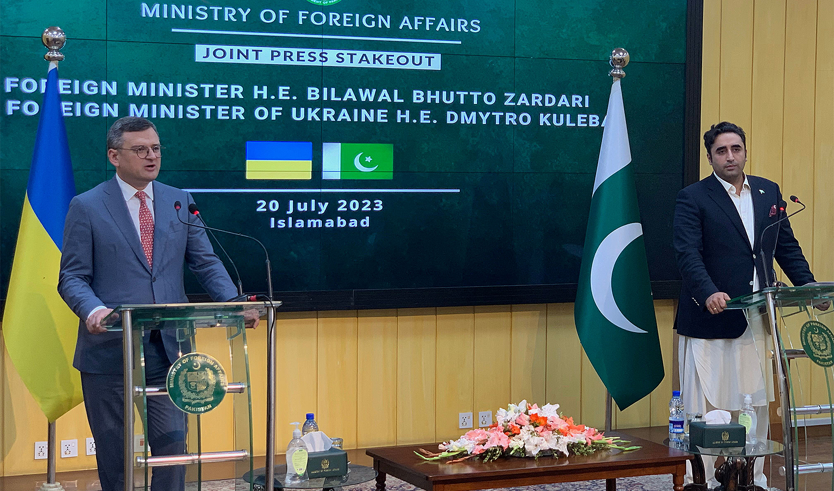 Ukrainian Foreign Minister Dmytro Kuleba (L) and his Pakistan's counterpart Bilawal Bhutto Zardari address a joint press conference in Islamabad, Pakistan, on July 20, 2023. (AFP)