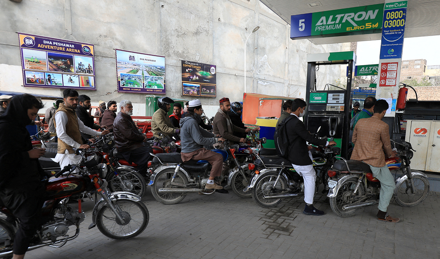 People wait for their turn to get fuel at a petrol station in Peshawar, Pakistan on January 30, 2023. (REUTERS/File)