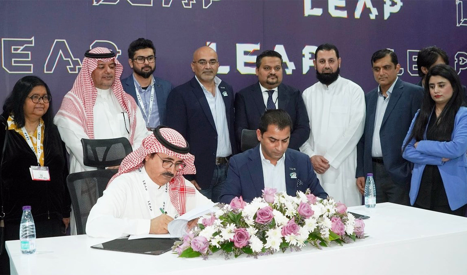 CEO of Inbox Business Technologies, Mohsin Ali, (center right), and CEO of the Saudi Gissan company, Dr. Fahd A. Al Damer (center left), sign MoU for collaboration between the two companies in Riyadh, Saudi Arabia on February 7, 2023. (Photo courtesy: Mohsin Ali)