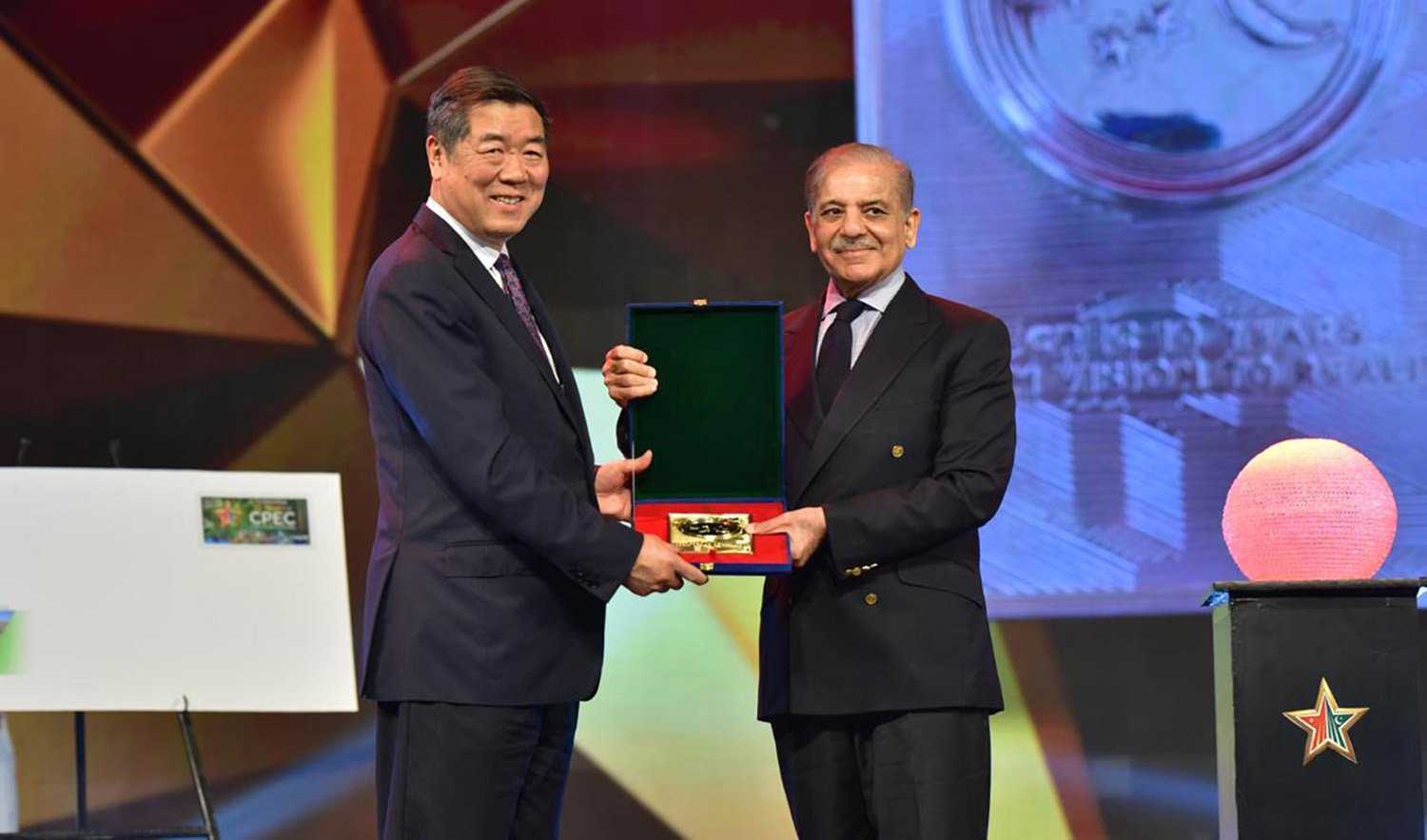 Pakistan Prime Minister Shehbaz Sharif, right, presenting a memento of Rs. 100 coin to Chinese Vice Premier He Lifeng at a ceremony to commemorate the 10th anniversary of CPEC in Islamabad on July 31, 2023. (PID)