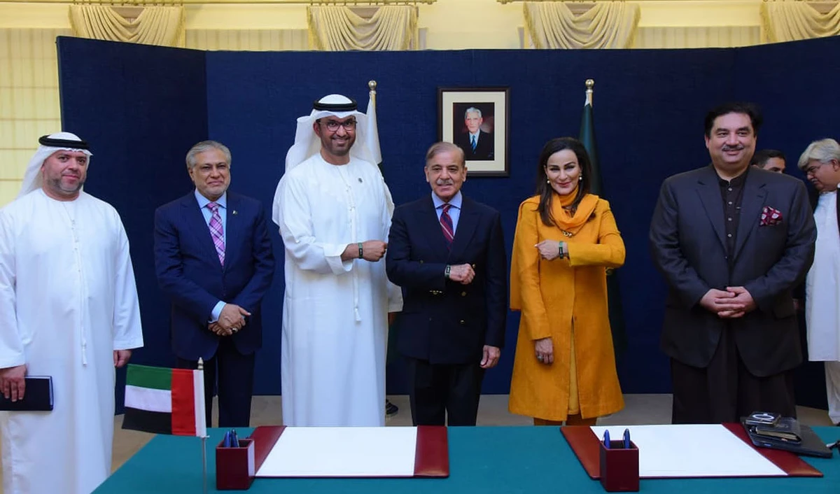 Pakistan Prime Minister Shehbaz Sharif, center, UAE's President-designate for COP28 Dr. Sultan Ahmed Al Jaber, third left, Pakistan's climate change minister Sherry Rehman, 4th right, displaying COP28's wrist band as a display of commitment to climate change agency, in Islamabad on July 6, 2023. (PID)