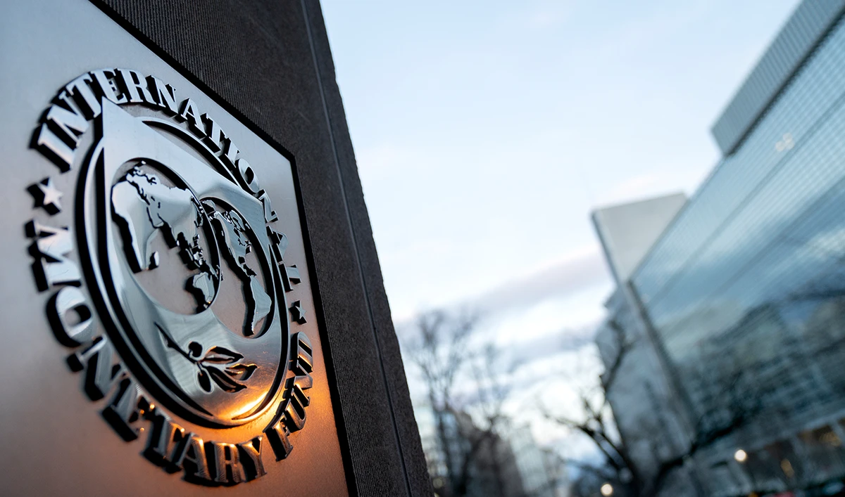 The seal for the International Monetary Fund is seen near the World Bank headquarters (R) in Washington, DC on January 10, 2022. (AFP/File)