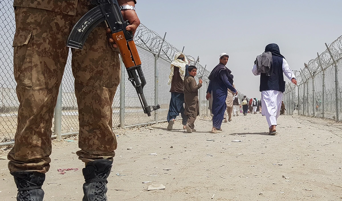 A Pakistani soldier stands guard as stranded Afghan nationals return to Afghanistan at the Pakistan-Afghanistan border crossing point in Chaman on August 15, 2021. (AFP/File)