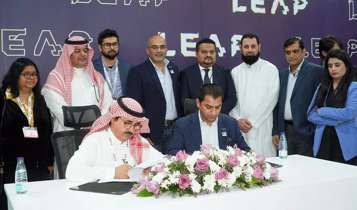 CEO of Inbox Business Technologies, Mohsin Ali, (center right), and CEO of the Saudi Gissan company, Dr. Fahd A. Al Damer (center left), sign MoU for collaboration between the two companies in Riyadh, Saudi Arabia on February 7, 2023. (Photo courtesy: Mohsin Ali)
