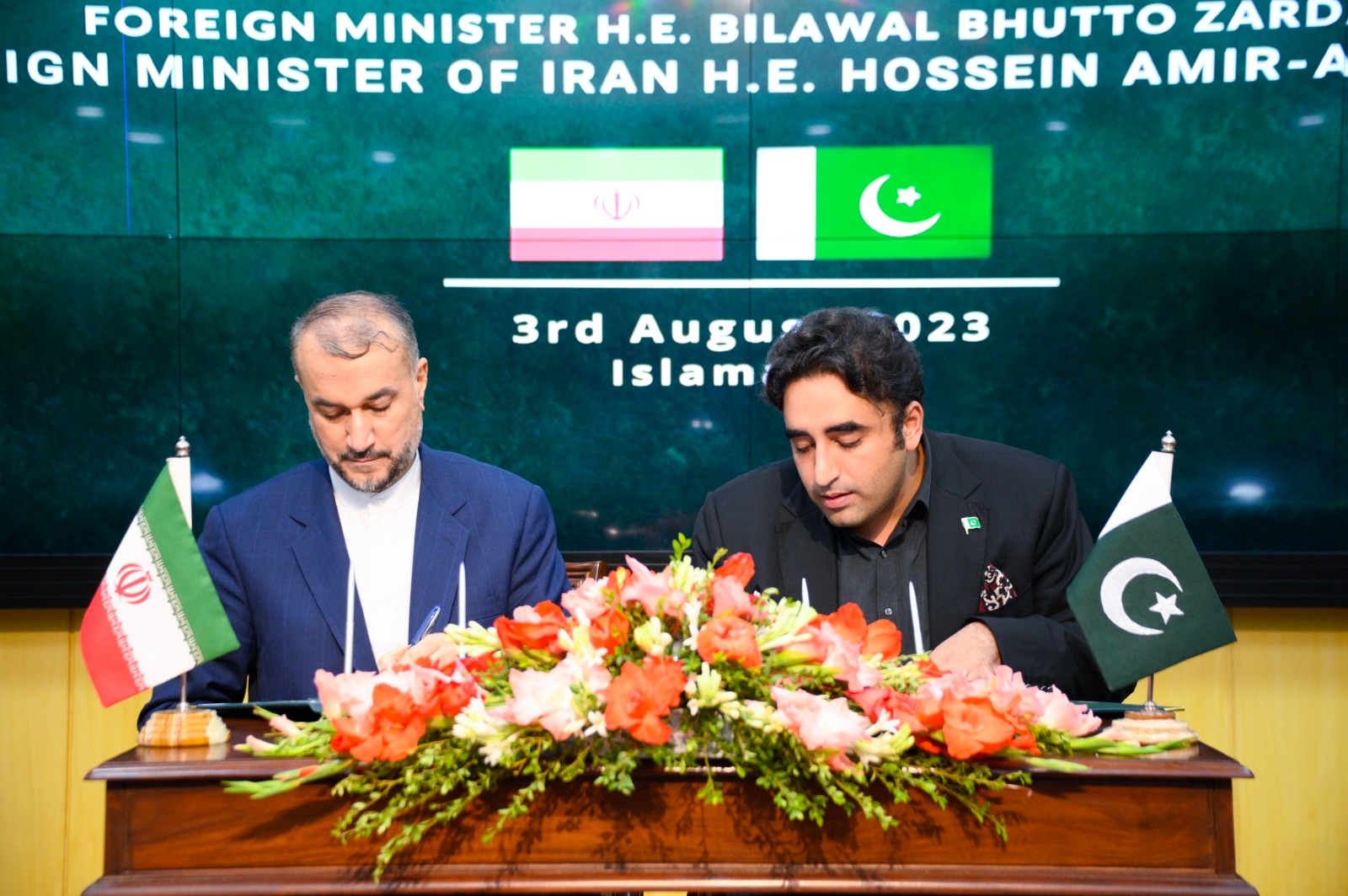 Foreign Minister Bilawal Bhutto-Zardari, right, and Iranian Foreign Minister Dr. Hossain Amir Abdollahian sign five-year trade plan between Pakistan and Iran in Islamabad, on August 3, 2023. (AN photo)