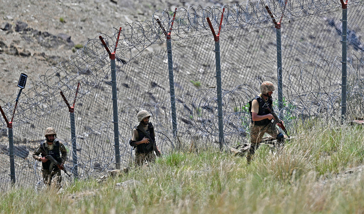 Pakistani troops patrol a fence along the Pak-Afghan border near Torkham in Khyber district on August 3, 2021. (AN photo/File)