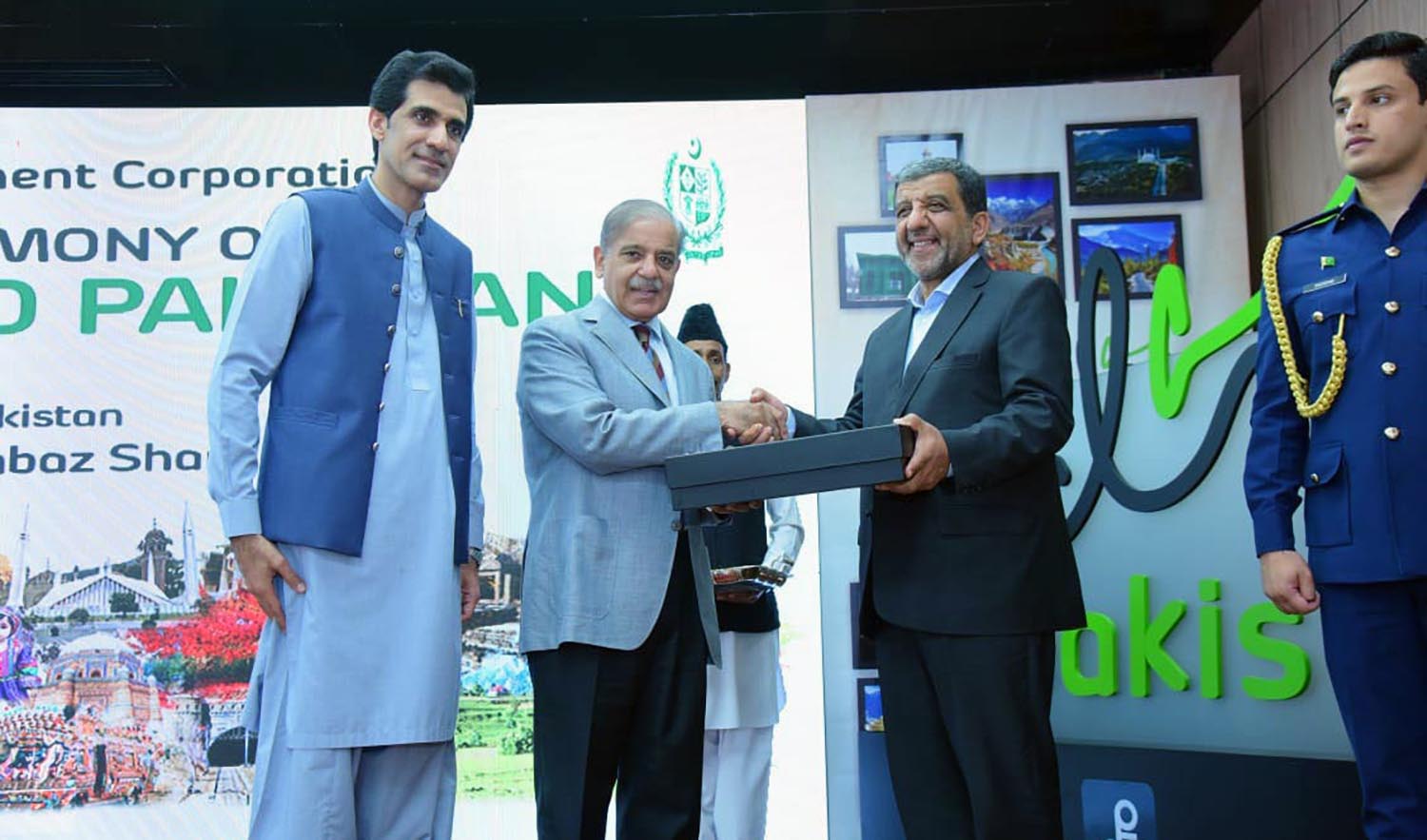 Pakistan Prime Minister Shehbaz Sharif presents souvenir to Iran's tourism minister Ezzatollah Zarghami on the launching ceremony of Pakistan's tourism brand 'Salam Pakistan' in Islamabad on August 4, 2023. (PID)