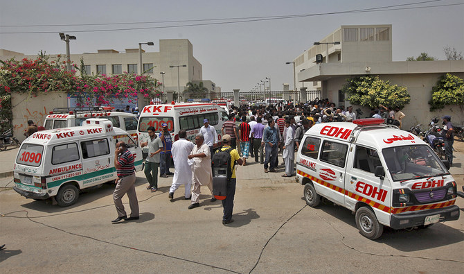 Ambulances and people gather gather outside the hospital in Karachi, Pakistan, on May 13, 2015. (REUTERS/File)