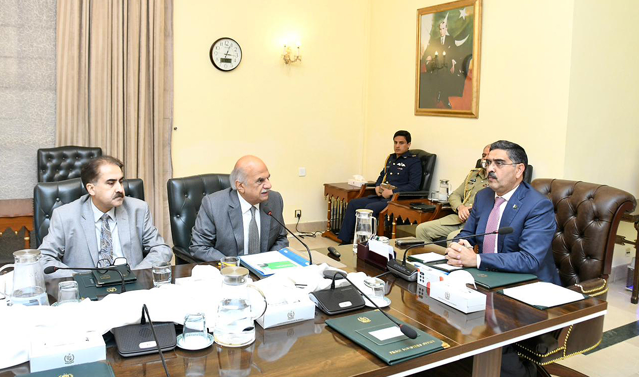 Pakistan's caretaker prime minister Anwaar-ul-Haq Kakar (right) gestures during a briefing on economic affairs at the Prime Minister's Office in Islamabad on August 17, 2023. (Photo courtesy: Prime Minister's Office)