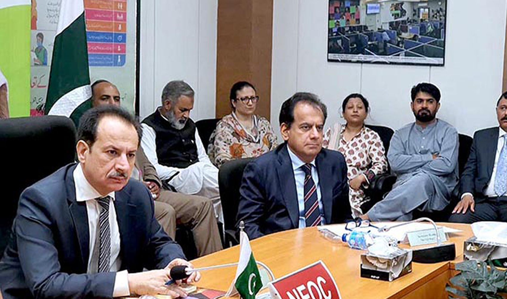 Pakistan’s caretaker health minister Dr. Nadeem Jan (left) chairs a meeting in Islamabad, Pakistan, on August 18, 2023. (Photo courtesy: APP)
