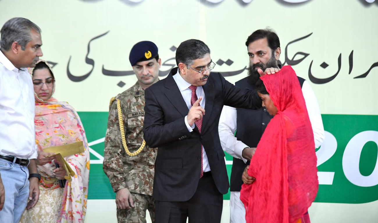 Caretaker Prime Minister Anwaar-ul-Haq Kakar distributes cheques among the Christian community members affected by mob violence in Faisalabad, Pakistan, on August 21, 2023. (Photo courtesy: Prime Minister's Office)