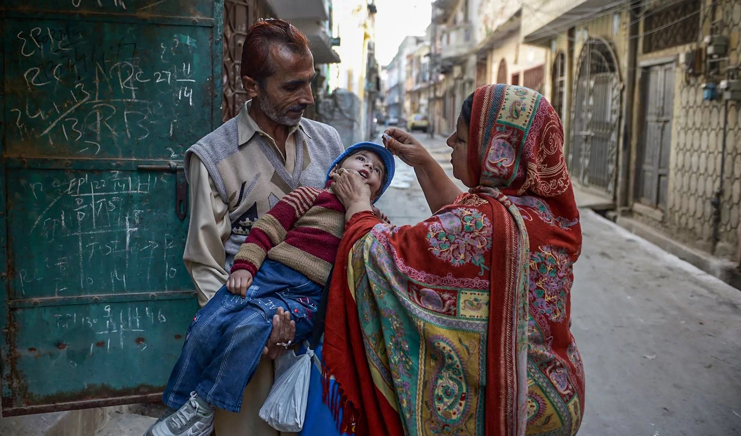 A Pakistani health worker, right, administers the polio vaccine to a child during a vaccination campaign in Rawalpindi, Pakistan on December 9, 2014. (AFP/File)