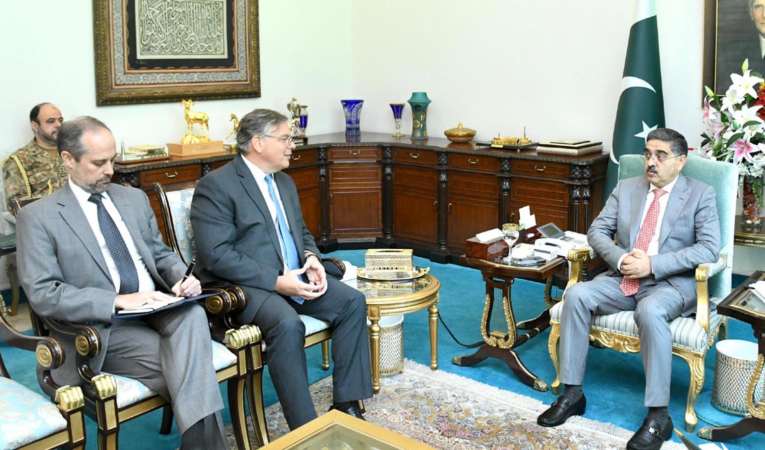 US Ambassador to Pakistan Donald Blome meets caretaker Prime Minister Anwaar-ul-Haq Kakar in Islamabad on August 25, 2023. (PID)