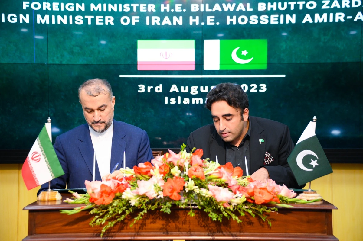 Foreign Minister Bilawal Bhutto-Zardari, right, and Iranian Foreign Minister Dr. Hossain Amir Abdollahian sign five-year trade plan between Pakistan and Iran in Islamabad, on August 3, 2023. (AN photo)
