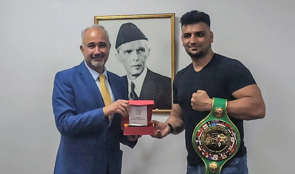Pakistan's Ambassador to the United Arab Emirates, Faisal Niaz Tirmizi, presenting a recognition shield to Pakistani boxer Taimoor Khan in Dubai on August 31, 2023. (Photo courtesy: Consulate General of Pakistan/Dubai)