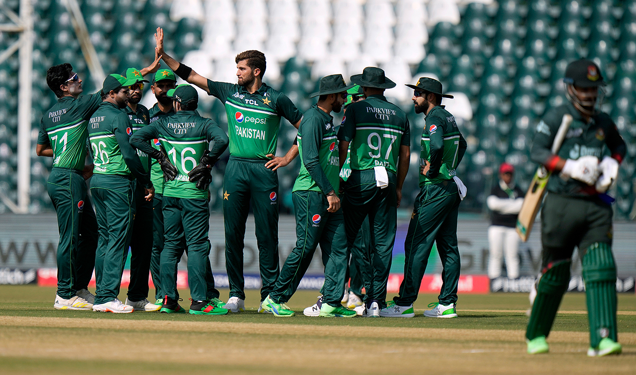 Pakistan's Shaheen Shah Afraidi, center, celebrates with teammates after taking the wicket of Bangladesh's Litton Das, right, during the Asia Cup cricket match between Pakistan and Bangladesh in Lahore, Pakistan, Wednesday, Sept. 6, 2023. (AP)