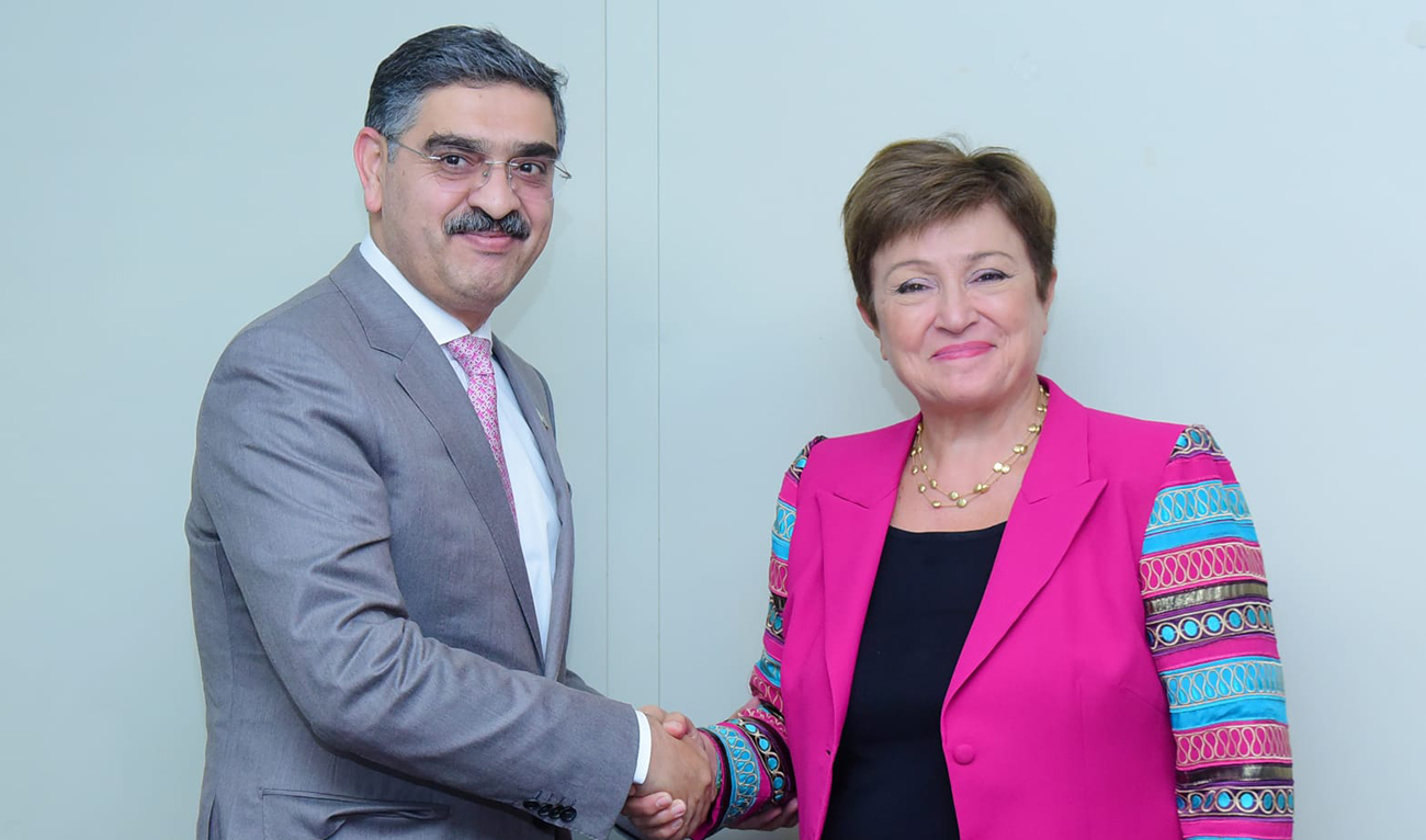 Pakistan's Caretaker Prime Minister, Anwaar-ul-Haq Kakar (right), shakes hands with the Managing Director of the International Monetary Fund, Kristalina Georgieva, in New York, USA, on September 21, 2023. (Photo courtesy: Prime Minister's office)