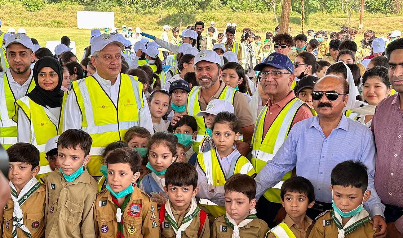 UAE Ambassador Hamad Obaid Al-Zaabi (center) gestures for a group photo with students and diplomats during the 'Green Impact Cleanup Drive' in Islamabad on September 23, 2023. (AN Photo)