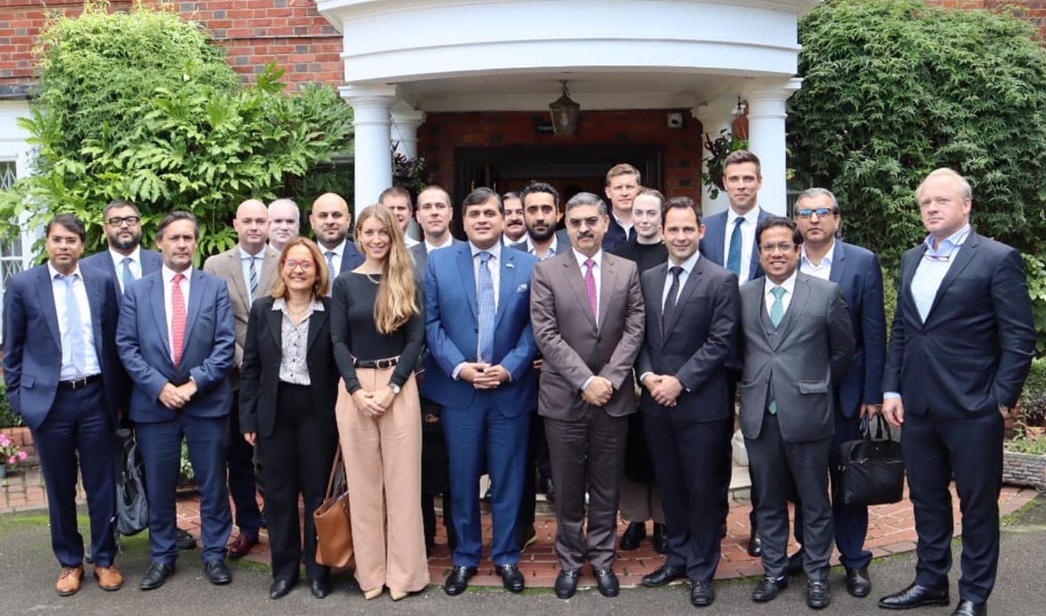 Senior leaders of London's capital and financial market meet Pakistan's caretaker prime minister Anwaar-ul-Haq Kakar on 25 September, 2023. (PID)