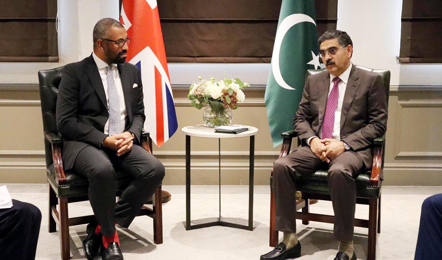 Pakistan Caretaker Prime Minister Anwaar-ul-Hag Kakar, right, meets United Kingdom's Foreign Secretary Rt. Hon. James Cleverly, in London on September 25, 2023. (PID)