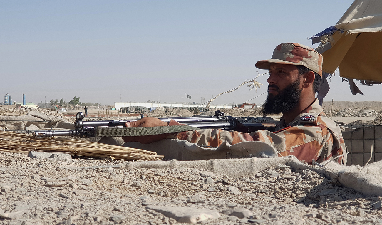 A Pakistani paramilitary soldier stands guard near the Pakistan-Afghanistan border crossing point in Chaman on August 18, 2021. (AFP/File)