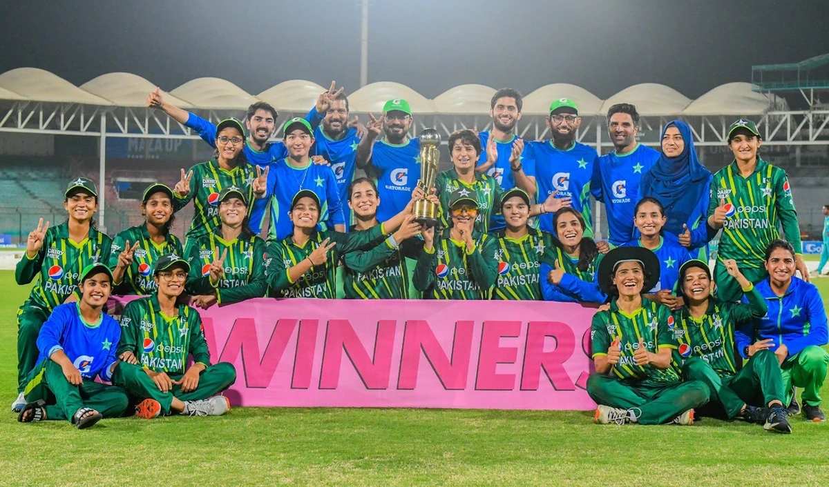 Pakistan women's cricket team pose for a photograph with the trophy after securing T20i series win against South Africa in Karachi on September 4, 2023. (Photo courtesy: @TheRealPCB/Twitter)