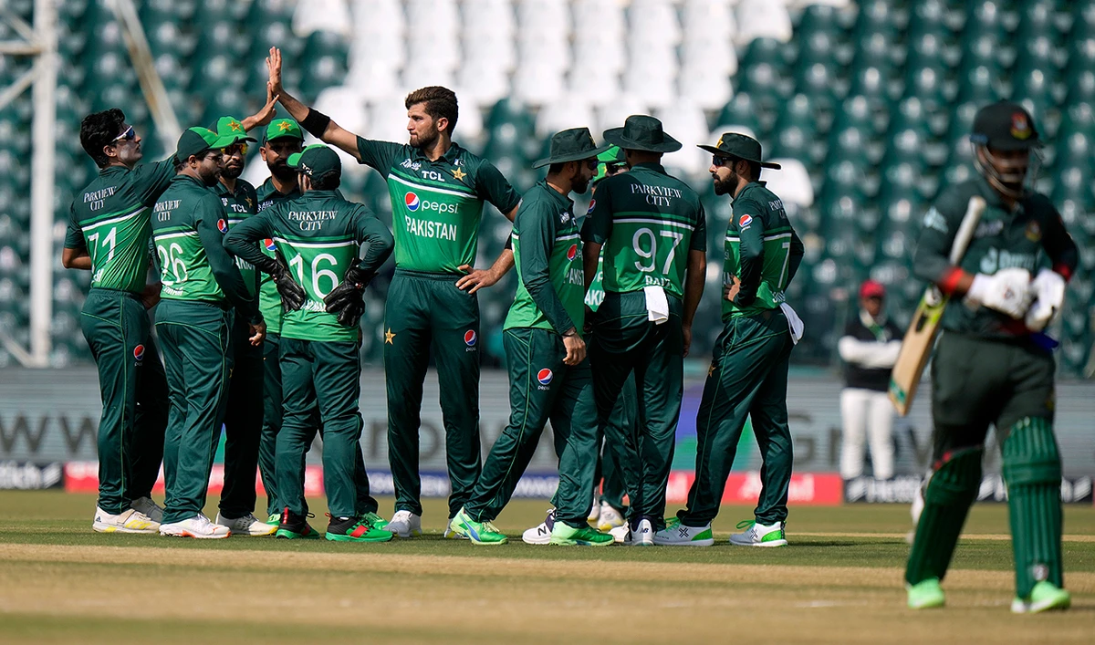 Pakistan's Shaheen Shah Afraidi, center, celebrates with teammates after taking the wicket of Bangladesh's Litton Das, right, during the Asia Cup cricket match between Pakistan and Bangladesh in Lahore, Pakistan, Wednesday, Sept. 6, 2023. (AP)