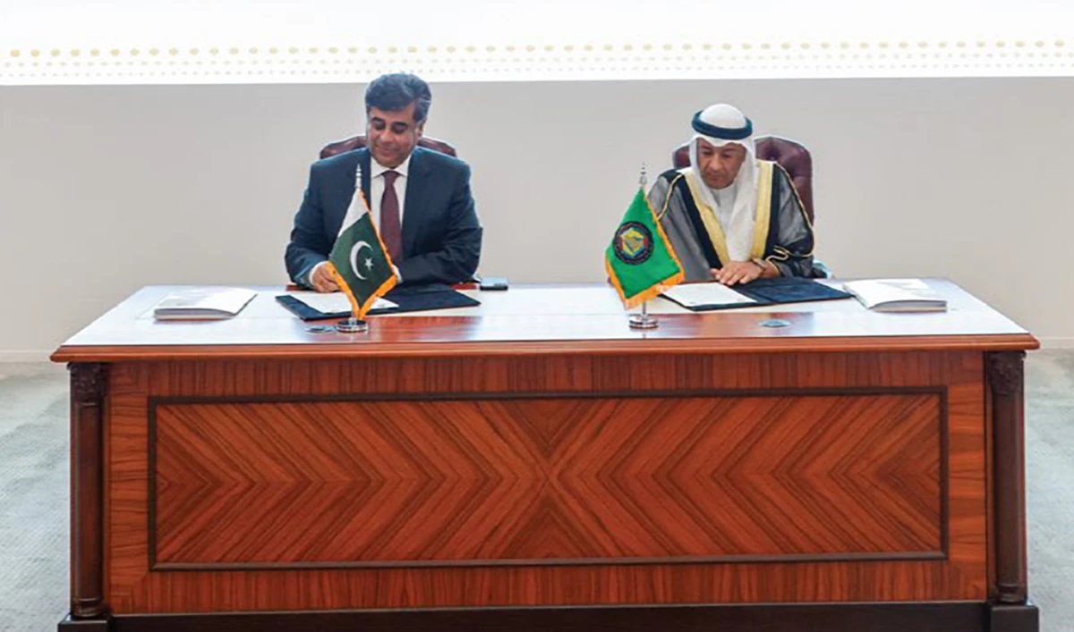 Secretary General of the Gulf Cooperation Council (GCC), Jassem Mohamed Albudaiwi, right, and Dr. Gohar Ejaz, Pakistan's minister of commerce sign preliminary Free Trade Agreement (FTA) between the GCC and Pakistan in Riyadh, Saudi Arabia on September 28, 2023. (Photo courtesy: GCC)