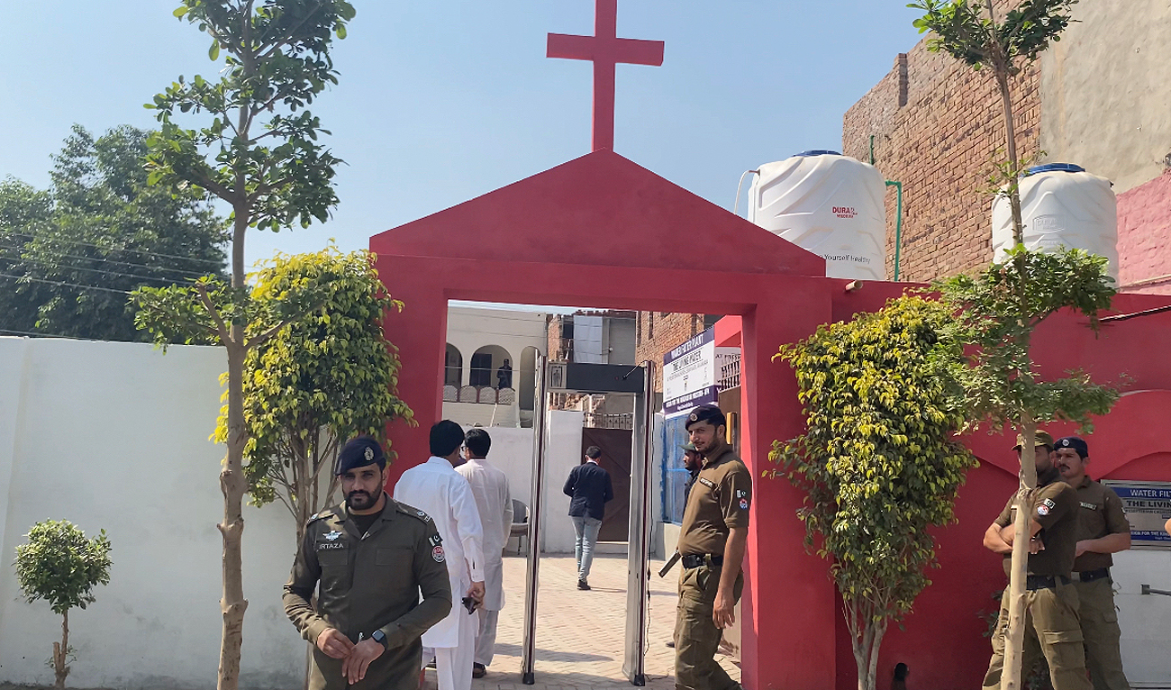 Police stand guard outside the restored church in Jaranwala on the outskirts of Faisalabad on October 12, 2023, as the Pakistani government reconstructed churches that were targeted during the mob attack over blasphemy allegations on August 16. (AN Photo)