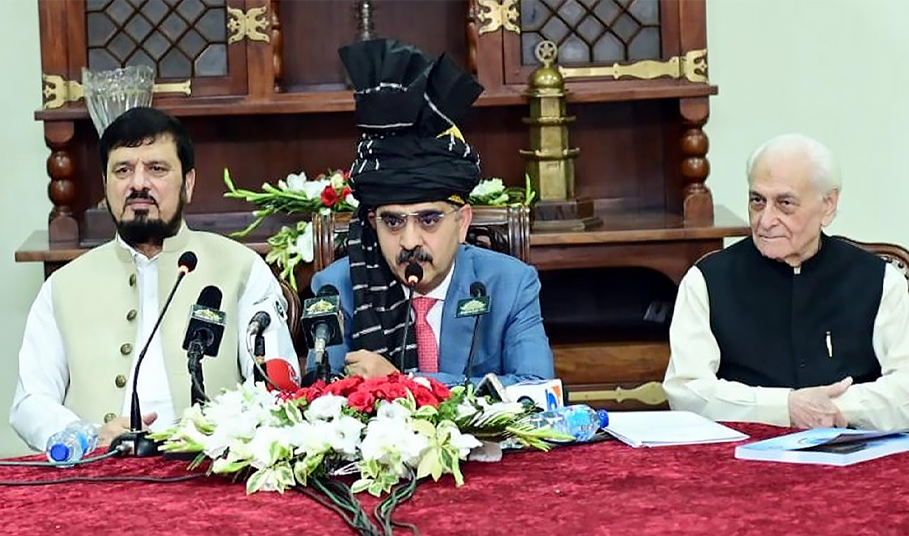 Pakistan caretaker Prime Minister Anwaar-ul-Haq Kakar (center) is pictured while talking to media in Peshawar, Pakistan, on October 13, 2023. (PID)