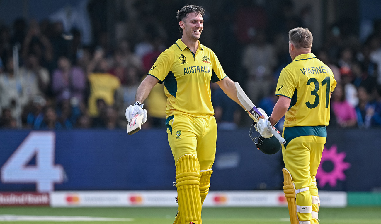 Australia's Mitchell Marsh (L) celebrates with his teammate David Warner after scoring a century (100 runs) during the 2023 ICC Men's Cricket World Cup one-day international (ODI) match between Australia and Pakistan at the M. Chinnaswamy Stadium in Bengaluru on October 20, 2023. (AFP)