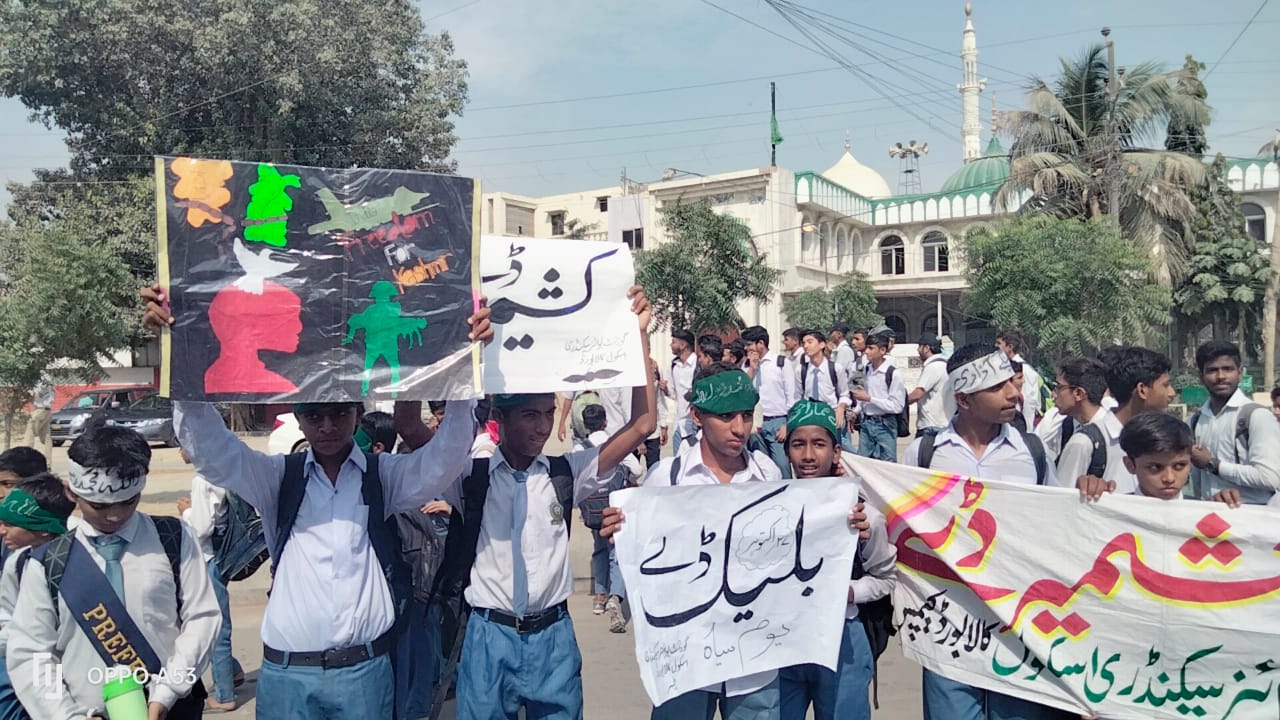 School students hold placards and banners while protesting to commemorate Kashmir Solidarity Day in Karachi, Pakistan, on October 27, 2023. (Photo courtesy: @ZafarAhmedJI/X)