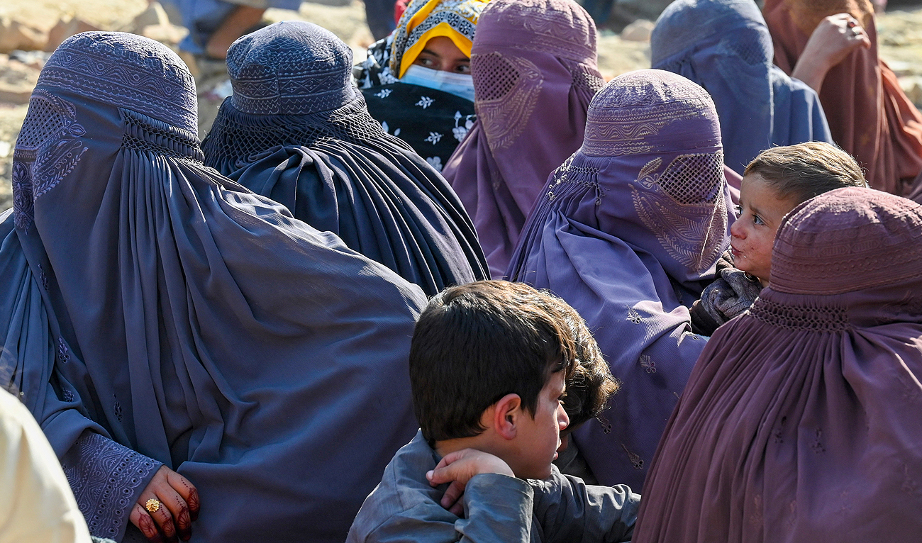 Afghan burqa-clad women refugees wait to cross the Pakistan-Afghanistan border in Torkham on October 27, 2023. (AFP)