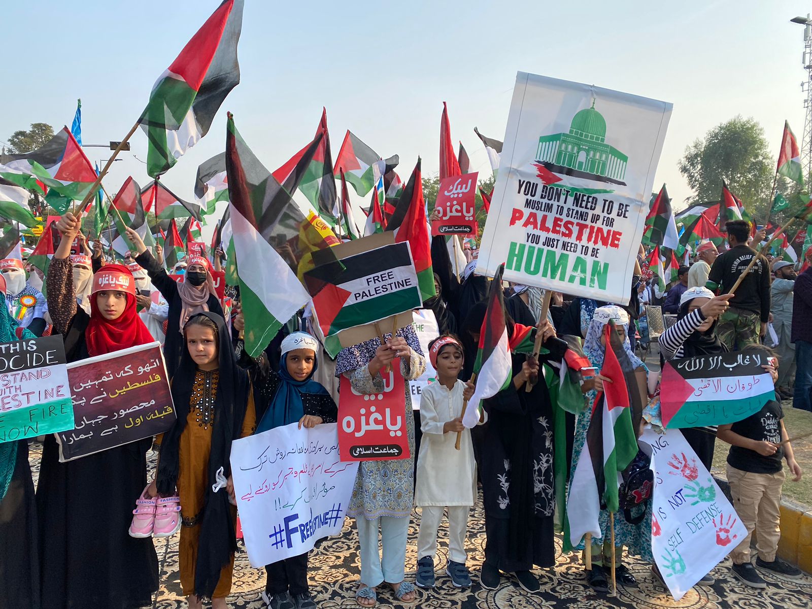 Pakistani children express support for Palestinians in Gaza at a demonstration held in Islamabad, Pakistan on October 29, 2023. (Photo courtesy: Independent Urdu)