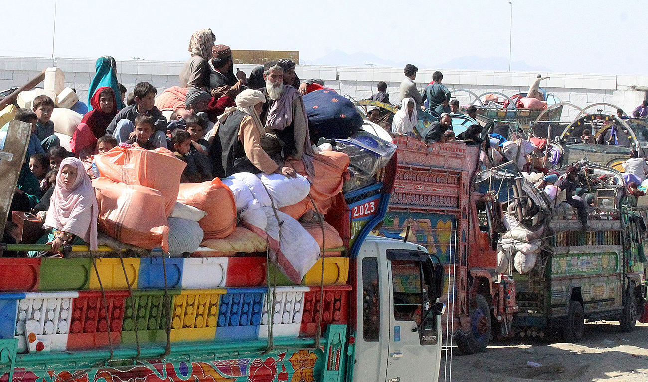 Afghan refugees arrive in trucks and cars to cross the Pakistan-Afghanistan border in Chaman on October 31, 2023. (AFP)