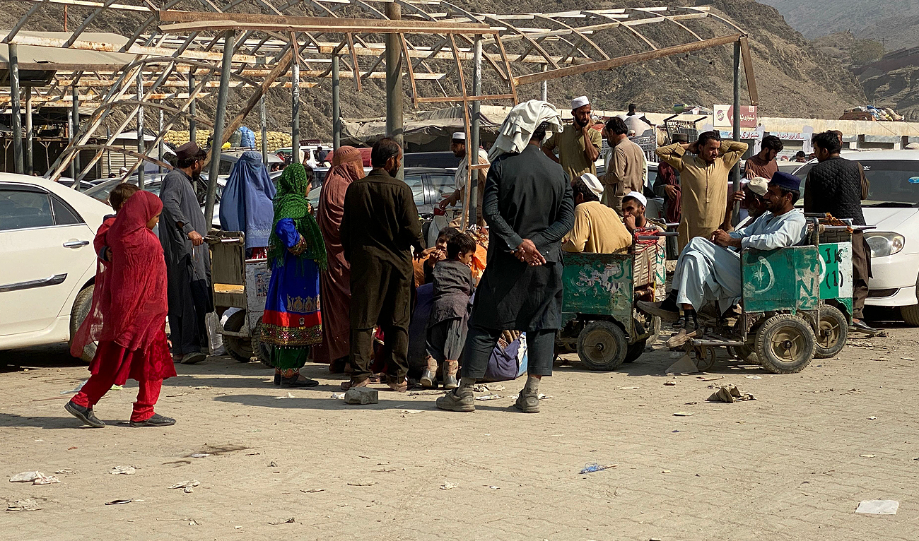 Afghan refugees wait to cross the Pakistan-Afghanistan border in Torkham on October 31, 2023. (AN Photo)