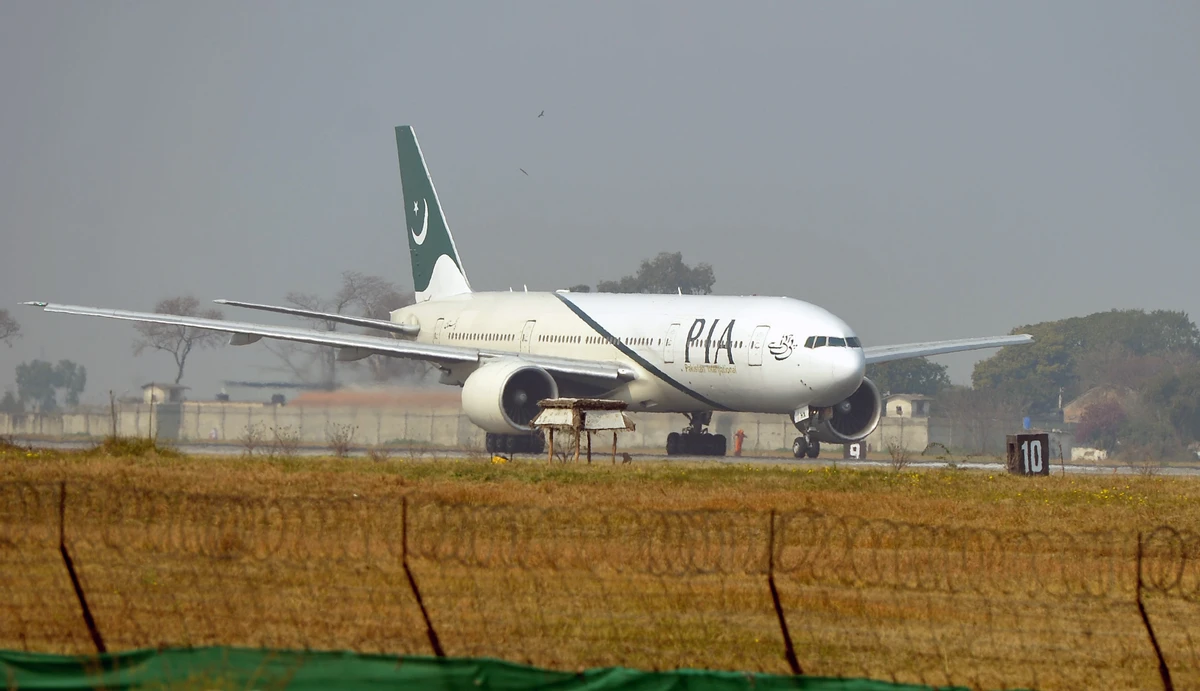 A Pakistan International Airline (PIA) plane taxis on the runway on the way to Saudi Arabia during the PIA employees strike in Islamabad on February 8, 2016. (AFP/File)