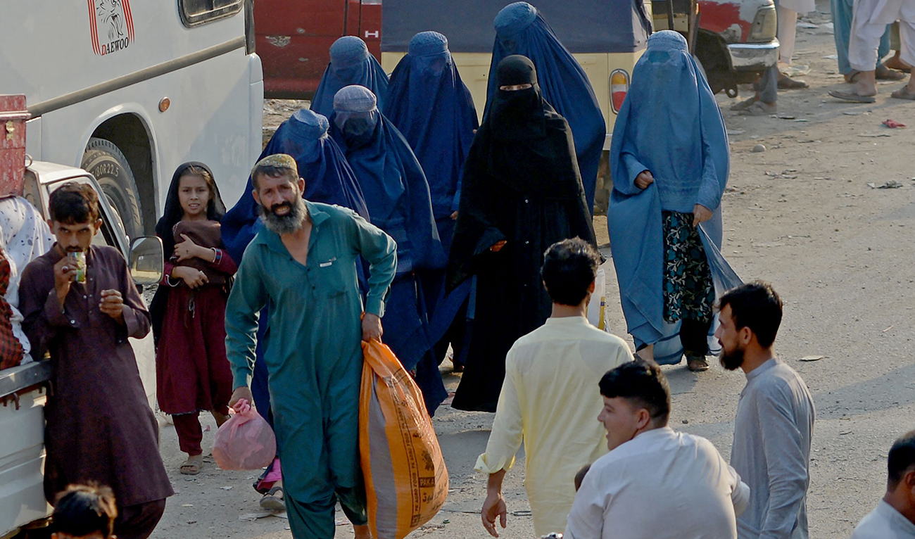 Afghan refugees arrive at the Karachi bus terminal to depart for Afghanistan, in Sindh province on October 31, 2023. More than 10,000 Afghans living in Pakistan rushed to the borders on October 31, just hours before a deadline for 1.7 million people to leave Pakistan voluntarily or face arrest and deportation. (AFP)