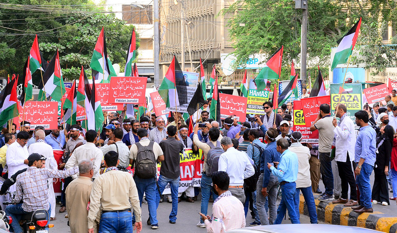Journalists hold placards during a rally in support of Palestinians, in Karachi on November 8, 2023. (AN Photo)