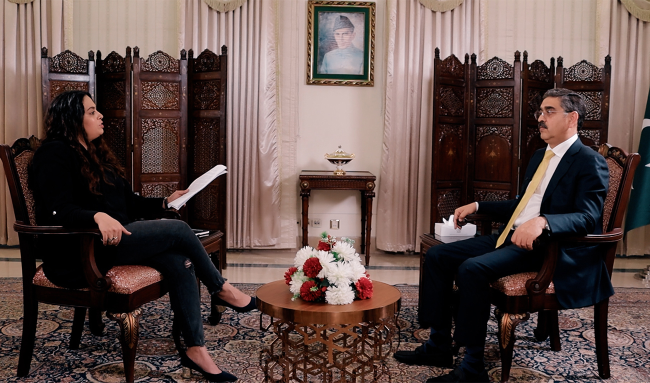 Pakistani Caretaker Prime Minister Anwaar-ul-Haq Kakar (right) gestures during an interview with Arab News Pakistan Editor Mehreen Zahra-Malik in Islamabad on November 6, 2023. (AN Photo)