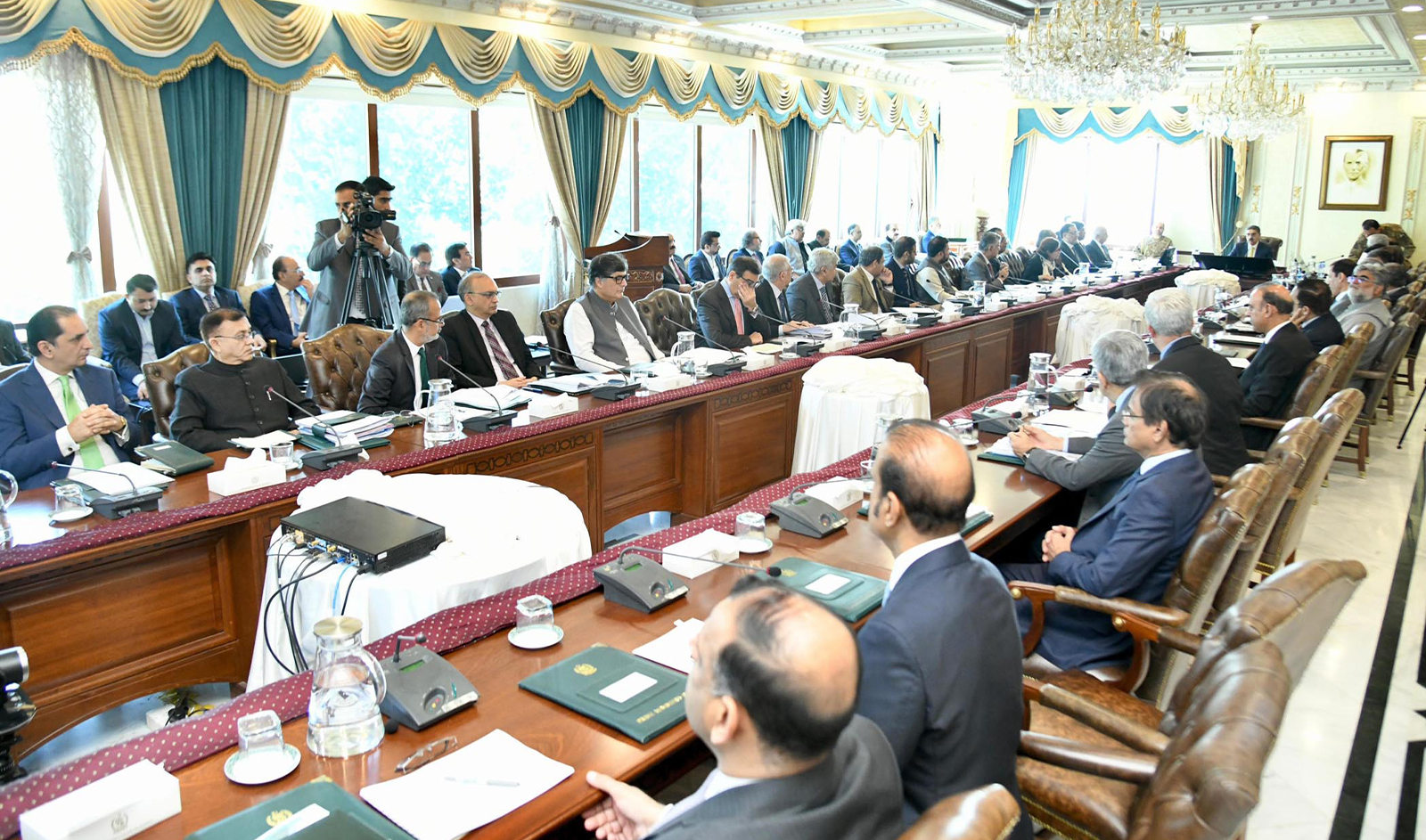 Pakistan Prime Minister Anwaar-ul-Haq (center right) is chaired a high-level meeting of the Special Investment Facilitation Council (SIFC) in Islamabad, Pakistan on November 16, 2023. (PID)