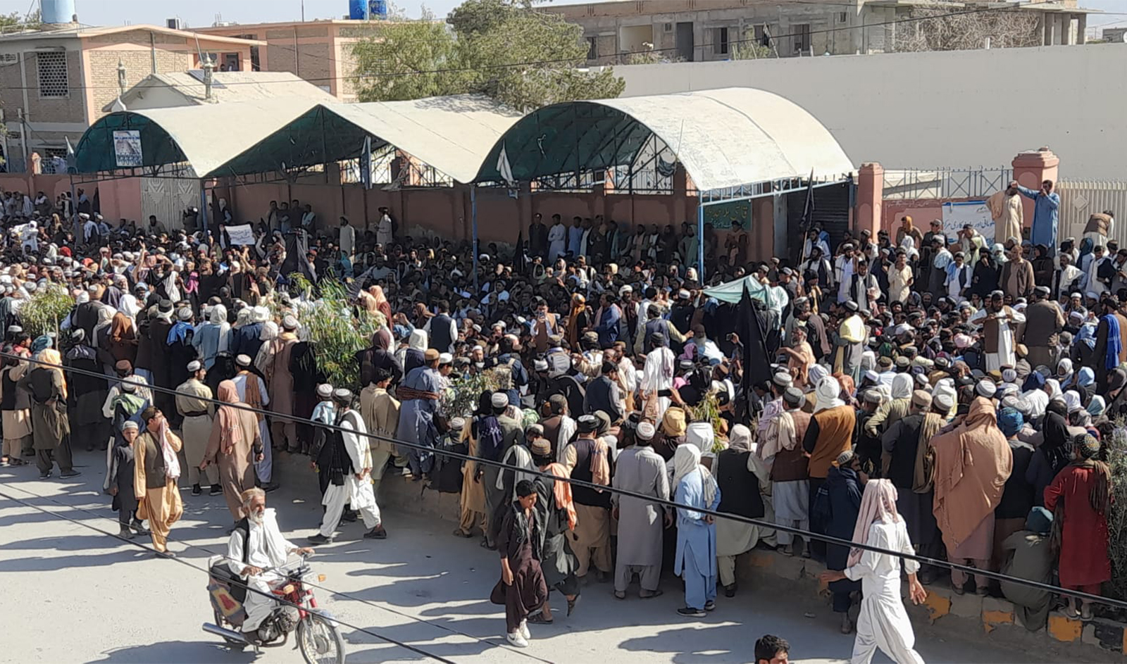 Pakistani residents are holding a demonstration against the new immigration policy, near Afghanistan-Pakistan border at Chaman district in Balochistan on October 26, 2023. (Zafar Achakzai)