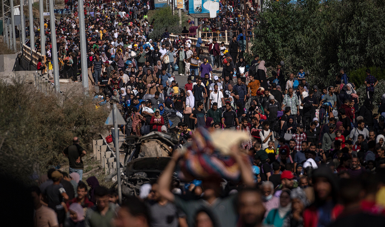 Palestinians flee to the southern Gaza Strip on Salah al-Din Street in Bureij, Gaza Strip, Friday, Nov. 10, 2023. (AP)