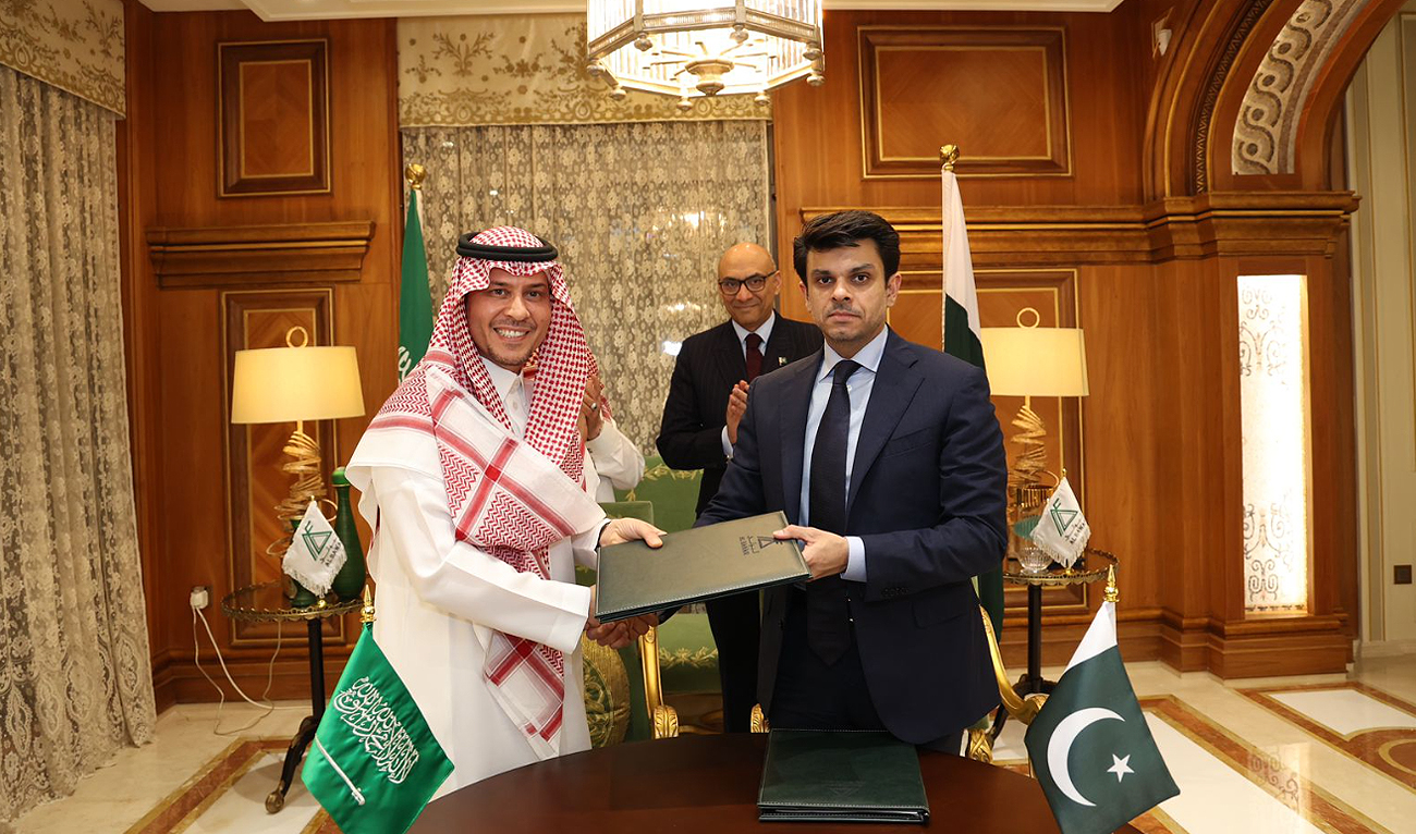 Special Assistant to the Prime Minister on Overseas Pakistanis and Human Resource Development, Jawad Sohrab Malik (right), with Engr. Fakher Al-Shawaf, Chairman of Saudi Arabia's Al Bawani Holdings, after signing letter of intent to unlock jobs for Pakistani nationals in Riyadh on November 22, 2023. (Photo courtesy: PID)