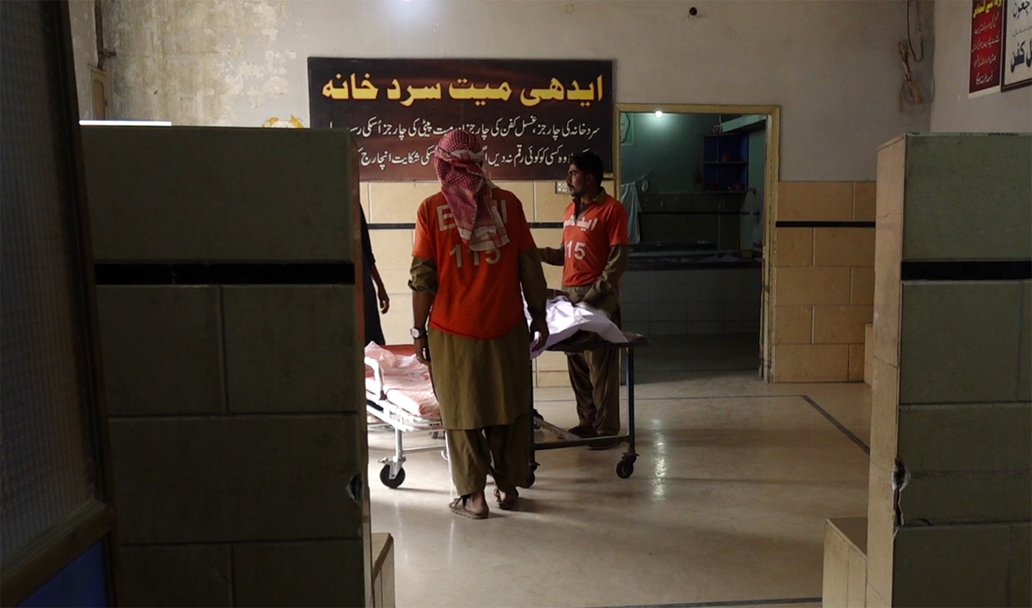Charity workers seen at the Edhi Morgue in Karachi, Pakistan, on November 21, 2023. (AN photo)