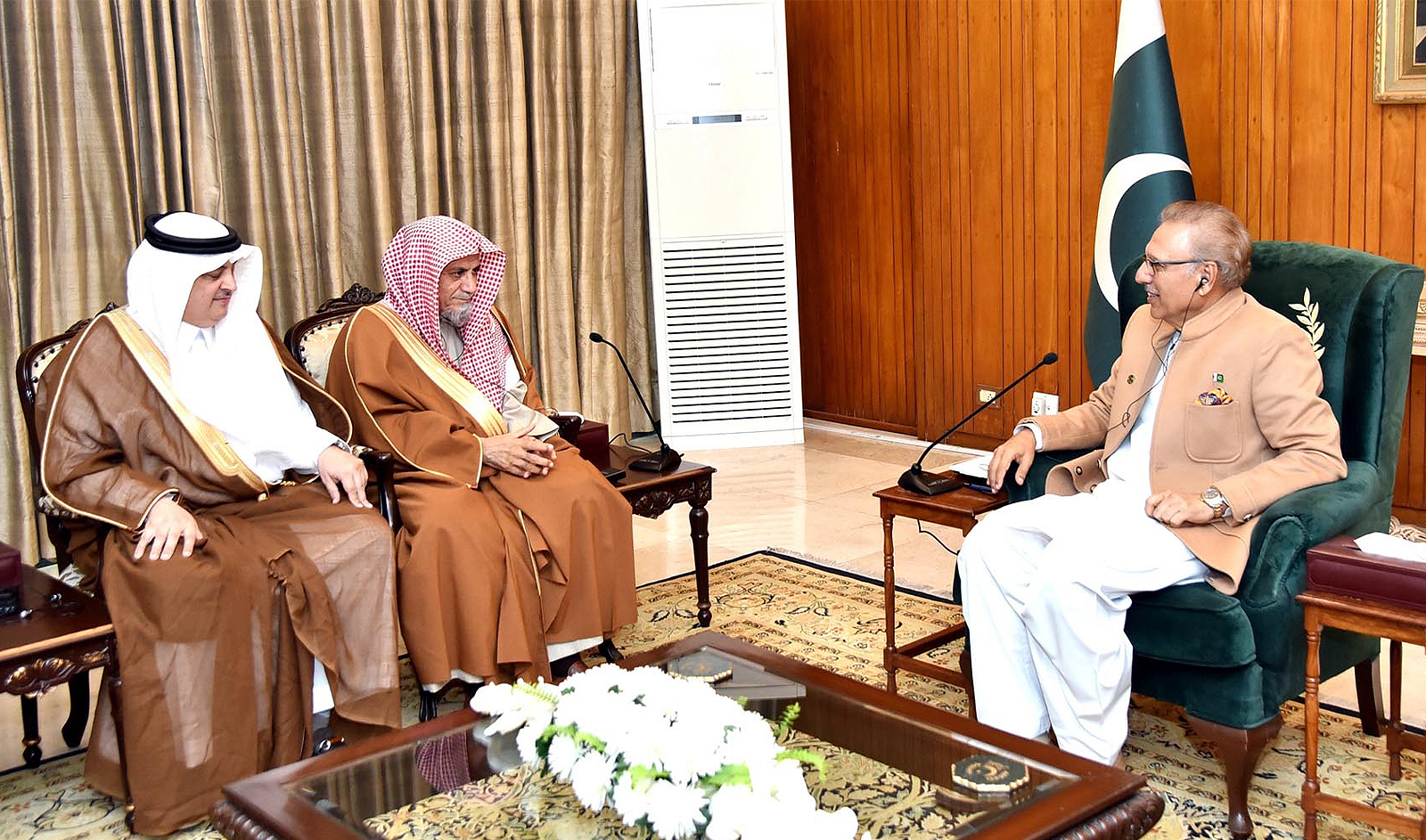 Pakistan’s President Dr. Arif Alvi (left) meets Imam-e-Kaaba Sheikh Saleh bin Humaid (second from left) in Islamabad, Pakistan on November 23, 2023. (PID)