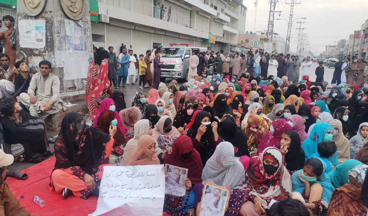 People in Pakistan’s southwestern town of Turbat protest after accusing the provincial counterterrorism authorities of Balochistan of “extrajudicial killings” on Saturday, November 25, 2023. (Photo courtesy: Asad Baloch)