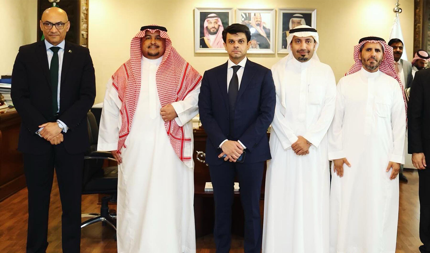 Special Assistant to the Prime Minister (SAPM) on Overseas Pakistanis and Human Resource Development, Jawad Sohrab Malik (center), poses for a picture with Saudi officials of Technical and Vocational Training Corporation in Riyadh, Saudi Arabia, on November 26, 2023. (PID)