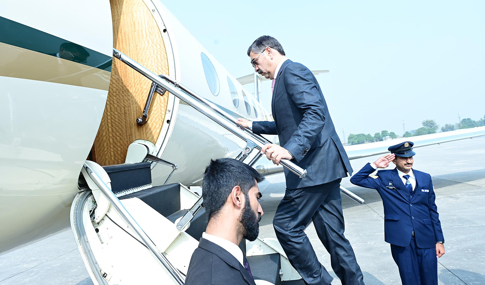 Pakistan Prime Minister Anwaar-ul-Haq Kakar boards an airplane on November 8, 2023. (PID/File)